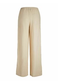 Pantaloni beige a gamba larga realizzati in tessuto leggero, dotati di un elastico in vita e di una singola tasca posteriore. Texture liscia, design minimal.