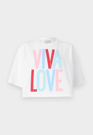 Saīsināta balta T-kreklu ar izteiksmīgu tekstu "VIVA LOVE" sarkanos, rozā un zilos toņos. Īsas piedurknes un brīvs piegriezums.