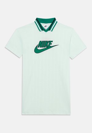Tricou polo alb cu mâneci scurte, guler dungi verzi și negre și logo Nike verde cu swoosh pe piept.
