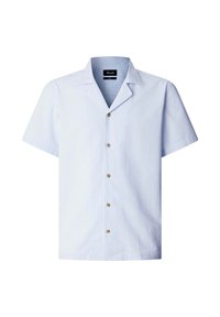 Chemise bleu clair à manches courtes avec rayures verticales subtiles et col camp, dotée de cinq boutons marron sur le devant.