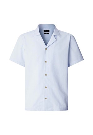 Camicia azzurro chiaro a maniche corte con sottili righe verticali e colletto alla greca, con cinque bottoni marroni sul davanti.