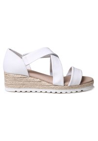 Bílé espadrilové sandály na wedge s křížovým designem, texturou podobnou semiši, střední částí z jutového provazu a gumovou podešví pro lepší přilnavost.