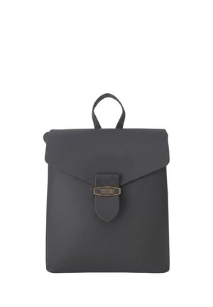 Sac à dos en cuir noir avec fermeture à rabat et fermoir doré avec le nom de la marque Gianmarco Venturi, poignée de transport supérieure visible.