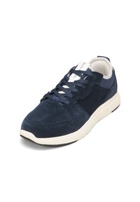 Baskets en suede bleu marine pour hommes avec une semelle blanche, des accents en tissu texturé et des lacets plats. Elles présentent un bout arrondi et un col rembourré.