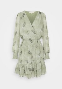 Grünes Paisleymuster-Kleid mit Wickeldesign, langen Ärmeln, gerafftem Taillenbereich und Rüsche am Saum. Der Stoff hat eine weiche Textur mit kunstvollen Mustern.