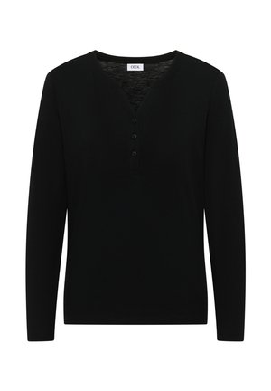 Camisa negra de manga larga con escote en V, tapeta de tres botones y una textura suave y lisa. Etiqueta de la marca "CECI" visible en el escote.