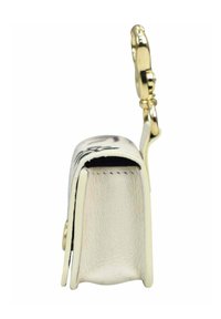 Witte leren handtas met een strak, plat ontwerp, voorzien van een gouden kettingriem en subtiele stiksels langs de randen.