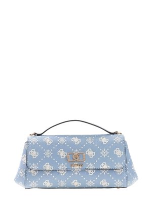 Sac à main Guess bleu clair avec motifs logo blancs, une anse supérieure et une fermeture à boucle dorée sur le rabat avant.