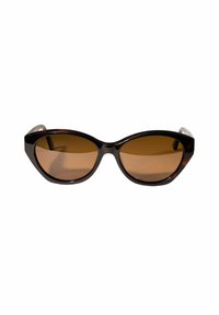 Bruine cat-eye zonnebril met een donker schildpadframe, getinte lenzen en zilveren accenten op de pootjes. Gladde afwerking met een gedurfde vormgeving.