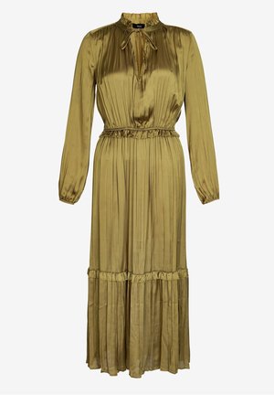 Robe longue plissée vert olive avec manches longues, col haut à volants, détail lien à la taille et jupe à volants superposés.