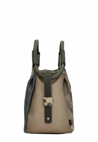 Bolso de cuero suave que combina lados en beige y verde oscuro, adornado con patrones sutiles y una correa central de cierre.