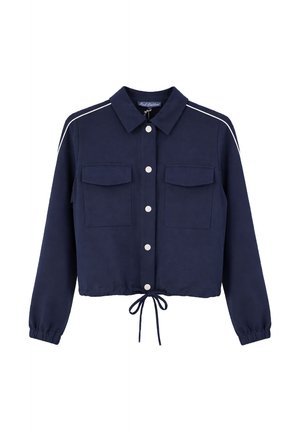 Marineblauw cropped jasje met voorste drukknopen, twee borstflapzakken, elastische manchetten, witte bies op de schouders en een trekkoord onderaan.