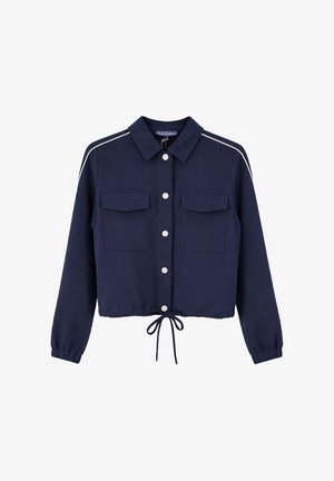 Marineblauw cropped jasje met voorste drukknopen, twee borstflapzakken, elastische manchetten, witte bies op de schouders en een trekkoord onderaan.