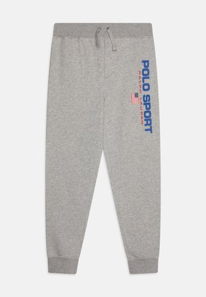 Jasnoszare spodnie dresowe z elastycznym pasem i ściągaczami, z niebieskim napisem "POLO SPORT", czerwonym napisem "RALPH LAUREN" oraz małą amerykańską flagą na jednej nodze.
