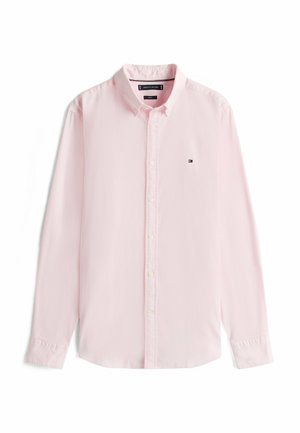 Helles rosa Langarmhemd mit Knopfleiste, Hemdkragen und kleinem Tommy Hilfiger-Logo auf der linken Brust.