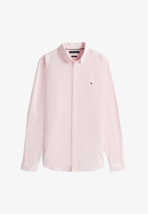 Camisa de botón de manga larga en rosa claro con cuello abotonado y pequeño logo de Tommy Hilfiger en el lado izquierdo del pecho.