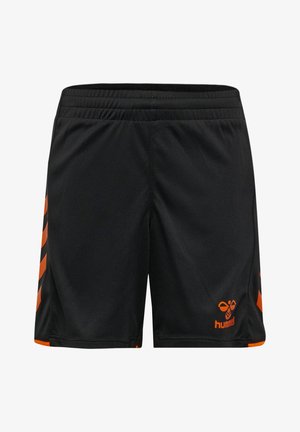 Czarne sportowe spodenki z pomarańczowymi wzorami w kształcie zwężających się linii po bokach oraz pomarańczowym logo hummel na przedniej lewej nogawce.