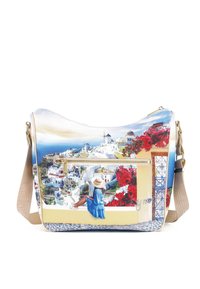 Borsa in materiale sintetico con una stampa paesaggistica di edifici bianchi e fiori rossi, con tracolla blu. Elegante chiusura con zip.