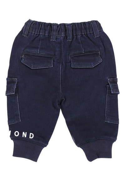 Pantaloni cargo blu navy con cintura elastica, polsini a costine, due tasche posteriori e tasche laterali cargo. Presentano la scritta bianca "MOND" sulla gamba.