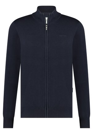 Navy Zip-Up-Strickjacke aus weichem Stoff, mit hohem Kragen, gerippten Bündchen und Saum, sowie einem dezenten Logodetail auf der Brust.
