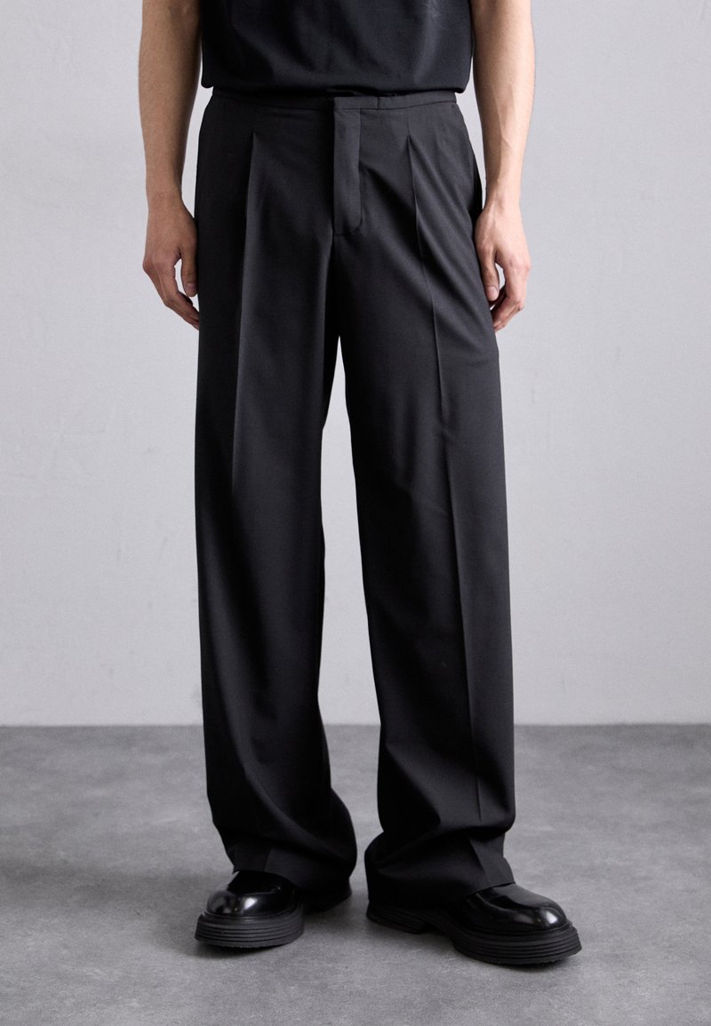 032c - OFFICE ATTIRE' WIDE LEG PANTS - Pantalon classique - black, Agrandir