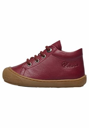 Scarpa alta in pelle rossa con suola in gomma marrone, punta tonda e occhielli per i lacci. Presenta il logo del marchio impresso sul tallone.