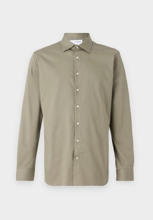 Langarmhemd in Olivgrün. Knopfleiste mit hellen Knöpfen. Weiche Textur und taillierte Passform mit klassischem Kragen.