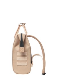 Sac à dos en tissu beige, de forme rectangulaire, avec une fermeture éclair noire, trois sangles verticales et une sangle réglable unique sur le côté.