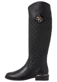 Mustat nahkaiset polvipituiset saappaat, joissa on tikattu kuvio, kultainen logovarikko säärillä, matala pinoheijastin ja sileä varvastyyli.