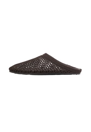 Chaussure slip-on en maille ajourée marron foncé avec un petit talon et un bout arrondi, conçue pour un usage décontracté.