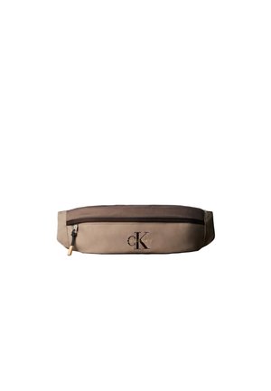 Sac banane beige et marron Calvin Klein avec fermeture éclair avant et languette noire, avec le logo Calvin Klein sur la face avant.
