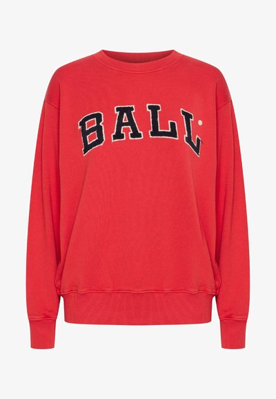 Roter Sweatshirt mit Rundhalsausschnitt, überschnittenen Schultern und gerippten Bündchen. Mit auffälligem, gesticktem "BALL"-Text in Schwarz und Weiß auf der Vorderseite.
