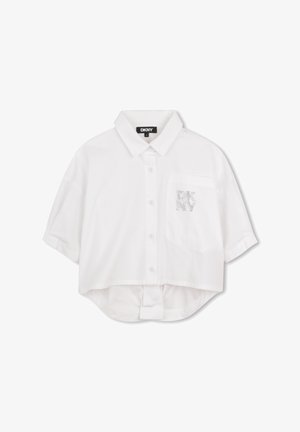 Wit cropped shirt met een omslagkraag, korte mouwen, knoopsluiting aan de voorkant en een zak met een DKNY-logo van strass steentjes.