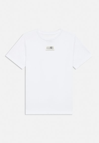 Λευκό κοντομάνικο T-shirt με στρογγυλή λαιμόκοψη και μικρή ορθογώνια ετικέτα κοντά στον γιακά με μαύρους αριθμούς σε σειρές.