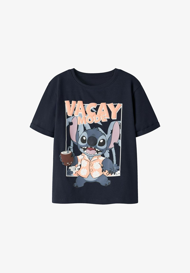 T-shirt bleu marine avec le personnage de dessin animé Stitch en chemise fleurie tenant une boisson, texte « VACAY MODE » au-dessus.