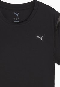 Svart sportt-shirt med rund halsringning, korta ärmar och en slät textur. Har en liten grå Puma-logotyp framtill.