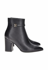 Stivali neri in pelle fino alla caviglia con punta affilata, tacco a blocco e un piccolo dettaglio a fibbia. Texture liscia con una silhouette elegante.