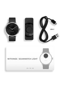 Orologio con cinturino in silicone nero, cassa in acciaio inox argento e quadrante nero. Include caricabatterie, clip e manuale utente in più lingue.