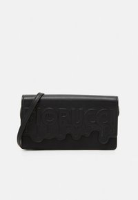 Fekete bőr clutch táska, domború, csöpögő mintával, rajta a "Fiorucci" felirattal. Levehető válltáska pánttal.