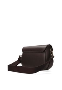 Borsa a tracolla in pelle marrone scuro con ampia tracolla regolabile e ganci in metallo dorato, mostrata su sfondo bianco.