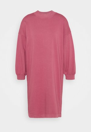 Langærmet, løstsiddende lyserød sweatshirt-kjole med ribbet høj krave og manchetter, vist mod en hvid baggrund.