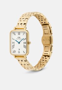 Montre rectangulaire dorée avec un cadran blanc, des aiguilles bleues, des chiffres romains et un bracelet en métal relié avec une finition polie.