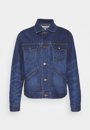 Giacca in denim blu scuro con taglio classico, caratterizzata da due tasche sul petto, bottoni in rame e cuciture a contrasto. Dettagli sul davanti e sul retro.