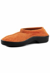 Scarpa slip-on in maglia arancione con punta arrotondata, suola nera in gomma bassa e tomaia in tessuto testurizzato. Progettata per comfort e facilità di utilizzo.