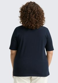 T-shirt bleu marine à manches courtes avec un col rond, en tissu doux, présentant une coupe décontractée et un ourlet droit.