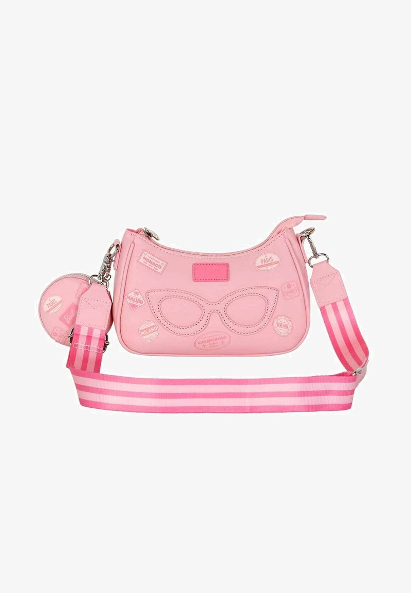 Sac à main synthétique rose avec une forme courbée, présentant des autocollants en relief et une bandoulière rayée détachable. Comprend une petite pochette ronde pour les pièces.