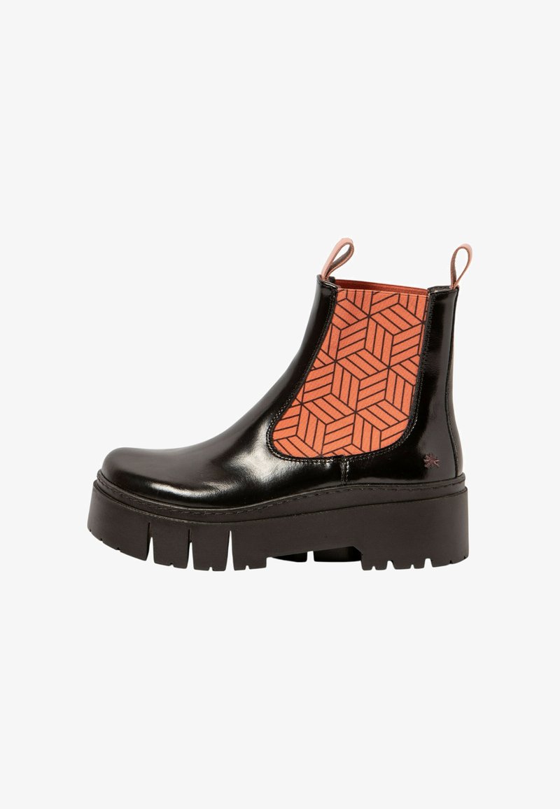 Botín Chelsea de charol negro con un panel texturizado naranja que presenta patrones geométricos y una gruesa suela de plataforma.