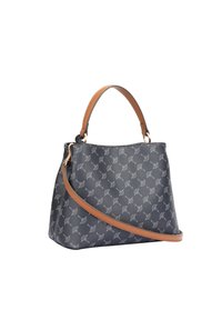 Kbelíková kabelka v námořnicky modré vzorované látce s hnědými koženými doplňky. Má krátkou rukojeť a odnímatelný ramenní popruh.