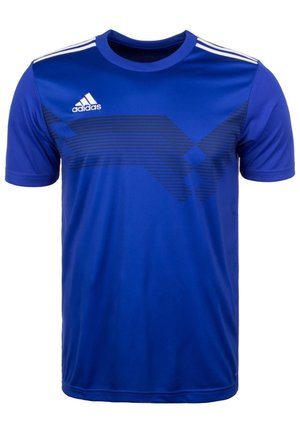 Blauw Adidas sportshirt met zwarte geometrische strepen over de borst, een wit Adidas-logo aan de rechterkant en drie witte strepen op de schouder.