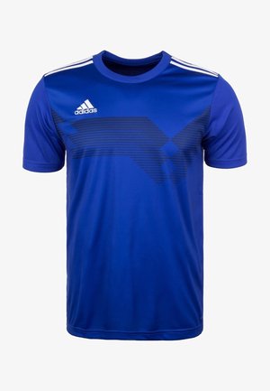 Modrý sportovní dres Adidas s černými geometrickými pruhy přes hruď, bílým logem Adidas na pravé straně a třemi bílými pruhy na ramenou.